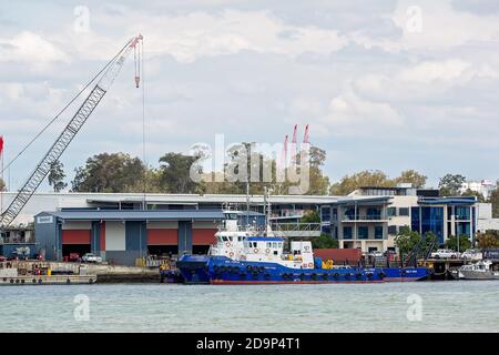 Brisbane, Queensland, Australie - 26 septembre 2019 : un grand remorqueur amarré dans un port industriel Banque D'Images