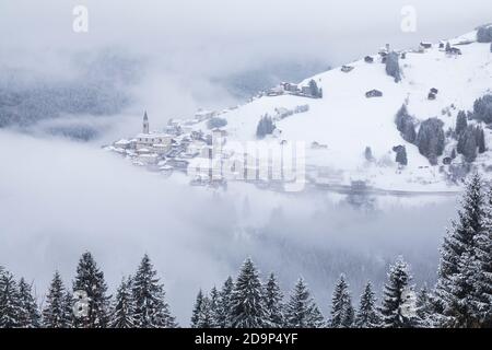 les villages de candid et caramazzagno émergent des brumes d'hiver, dolomites, comelico superiore, belluno, vénétie, italie, europe Banque D'Images