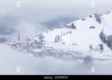 les villages de candid et caramazzagno émergent des brumes d'hiver, dolomites, comelico superiore, belluno, vénétie, italie, europe Banque D'Images