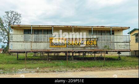 Brisbane, Queensland, Australie - 26 septembre 2019 : ancienne maison ou bureau à vendre pour enlèvement Banque D'Images