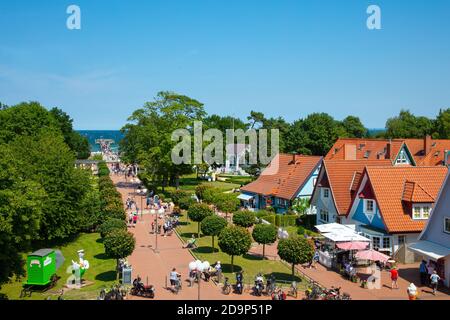 Allemagne, Mecklembourg-Poméranie occidentale, Ostseebad Boltenhagen. Promenade centrale à la Seebruecke dans le centre de la station de vacances. Banque D'Images