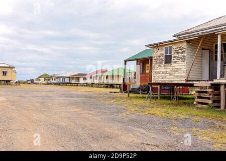 Brisbane, Queensland, Australie - 26 septembre 2019 : de nombreuses maisons anciennes en vente pour enlèvement Banque D'Images