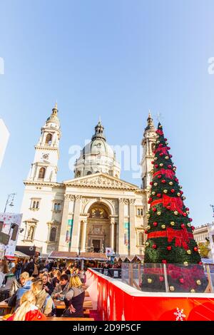 BUDAPEST, HONGRIE - 21 novembre 2019 : arbre de Noël devant la basilique Saint-Étienne. Banque D'Images