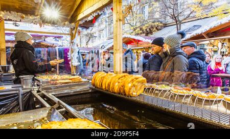 BUDAPEST, HONGRIE - 08 NOVEMBRE 2019 : touristes et habitants de la région appréciant le magnifique marché de Noël sur la place Vorosmarty. Banque D'Images