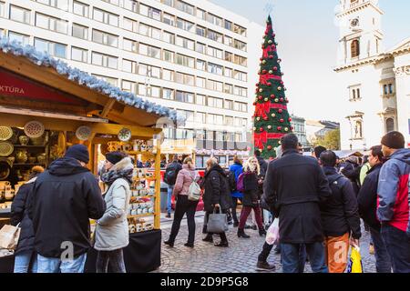 BUDAPEST, HONGRIE - 21 novembre 2019 : arbre de Noël et le magnifique marché de Noël en face de la basilique Saint-Étienne. Banque D'Images