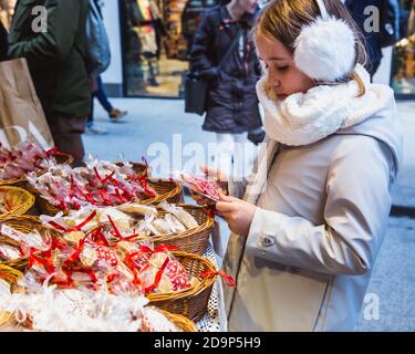 BUDAPEST, HONGRIE - 08 NOVEMBRE 2019 : petite fille dans le magnifique marché de Noël de la place Vorosmarty. Banque D'Images