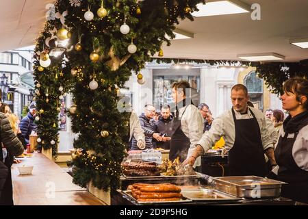 BUDAPEST, HONGRIE - 08 NOVEMBRE 2019 : touristes et habitants de la région appréciant le magnifique marché de Noël sur la place Vorosmarty. Banque D'Images