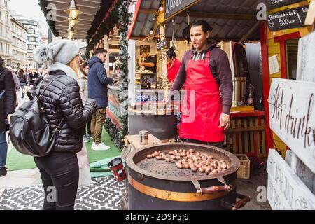 BUDAPEST, HONGRIE - 08 NOVEMBRE 2019 : touristes et habitants de la région appréciant le magnifique marché de Noël sur la place Vorosmarty. Banque D'Images