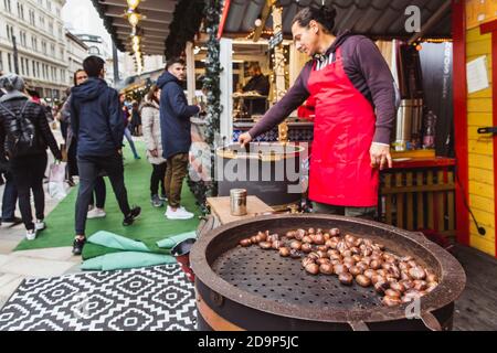 BUDAPEST, HONGRIE - 08 NOVEMBRE 2019 : touristes et habitants de la région appréciant le magnifique marché de Noël sur la place Vorosmarty. Banque D'Images