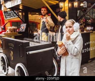 BUDAPEST, HONGRIE - 08 NOVEMBRE 2019 : petite fille dans le magnifique marché de Noël de la place Vorosmarty. Banque D'Images