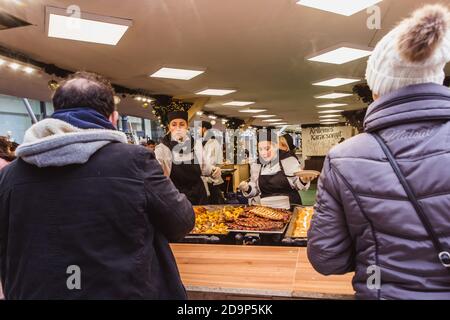 BUDAPEST, HONGRIE - 08 NOVEMBRE 2019 : touristes et habitants de la région appréciant le magnifique marché de Noël sur la place Vorosmarty. Banque D'Images