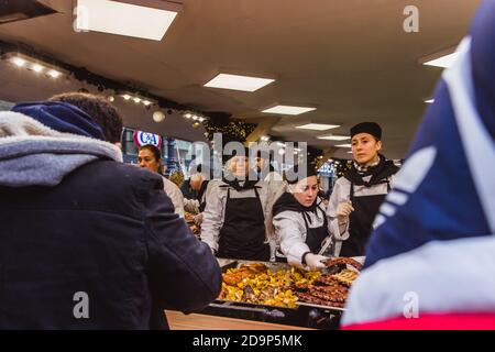 BUDAPEST, HONGRIE - 08 NOVEMBRE 2019 : touristes et habitants de la région appréciant le magnifique marché de Noël sur la place Vorosmarty. Banque D'Images