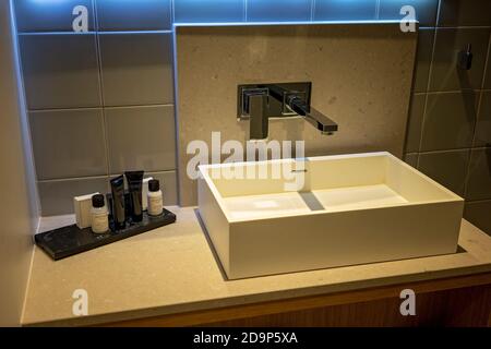 Townsville, Queensland, Australie - octobre 2020 : bassin en porcelaine haut de gamme dans la salle de bains de l'hôtel avec lotions corporelles personnelles Banque D'Images