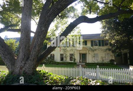 Pasadena, Californie, Etats-Unis 4 novembre 2020 UNE vue générale de l'atmosphère de 'Père de la mariée' lieu de tournage au 843 South El Molino Avenue le 4 novembre 2020 à Pasadena, Californie, Etats-Unis. Photo par Barry King/Alay stock photo Banque D'Images