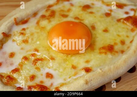 Fermer un Adjarian Khachapuri maison, fromage et oeuf rempli de pain traditionnel géorgien Banque D'Images