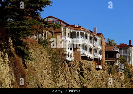 Magnifiques bâtiments anciens traditionnels sur la falaise surplombant la rivière Mtkvari à Tbilissi, Géorgie Banque D'Images