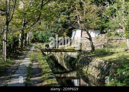 Vue du chemin du philosophe (哲学の道, Tetsugaku no michi), un chemin de pierre le long d'un canal à travers la partie nord du district de Higashiyama de Kyoto. Banque D'Images