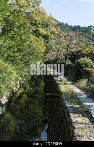 Vue du chemin du philosophe (哲学の道, Tetsugaku no michi), un chemin de pierre le long d'un canal à travers la partie nord du district de Higashiyama de Kyoto. Banque D'Images