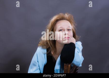 Joyeux portrait de femme de 40 ans en studio Banque D'Images