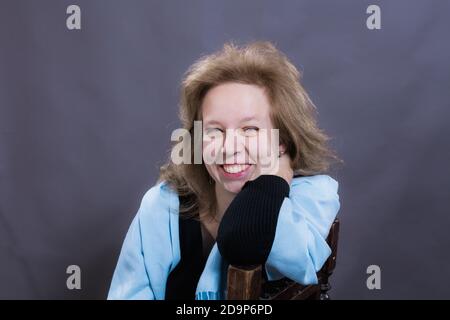 Joyeux portrait de femme de 40 ans en studio Banque D'Images