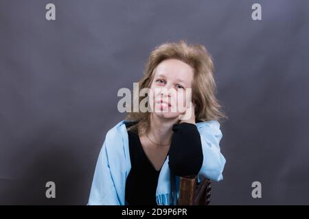 Joyeux portrait de femme de 40 ans en studio Banque D'Images