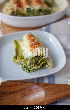 Cannelloni à la ricotta et aux épinards. Cuisine italienne. Banque D'Images