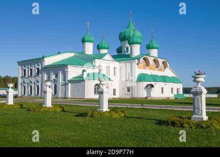 Vue sur la cathédrale de la Transfiguration le matin ensoleillé de juin. Monastère Alexandre Svirsky de la Sainte Trinité. Leningrad, Russie Banque D'Images