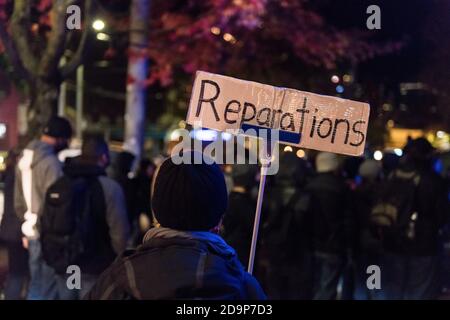 Seattle, États-Unis. 6 novembre 2020. Tard dans la soirée, un manifestant du BLM portant un panneau de réperation dans une manifestation par la Cité de l'est sur Capitol Hill, ancien site de CHAZ la zone autonome de Capitol Hill. Crédit : James Anderson/Alay Live News Banque D'Images