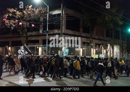 Seattle, États-Unis. 6 novembre 2020. Tard dans la soirée, les manifestants de BLM passent devant la Cité est barricadée sur Capitol Hill, ancien site de CHAZ la zone autonome de Capitol Hill. Crédit : James Anderson/Alay Live News Banque D'Images