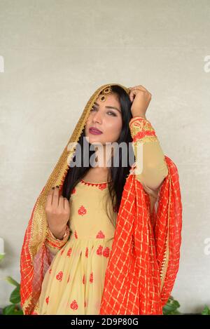 Portrait d'une belle jeune femme portant une robe traditionnelle indienne Banque D'Images