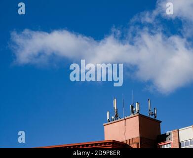 Berlin, Allemagne. 04e novembre 2020. Antennes de téléphone mobile dans une maison. Credit: Jens Kalaene/dpa-Zentralbild/ZB/dpa/Alay Live News Banque D'Images