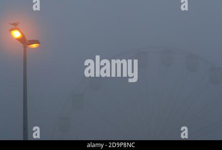 Leicester, Leicestershire, Royaume-Uni. 7 novembre 2020. Météo au Royaume-Uni. Une grande roue érigée dans le cadre des célébrations de Diwali se trouve dans le brouillard pendant le second confinement en cas de pandémie du coronavirus. Credit Darren Staples/Alay Live News. Banque D'Images