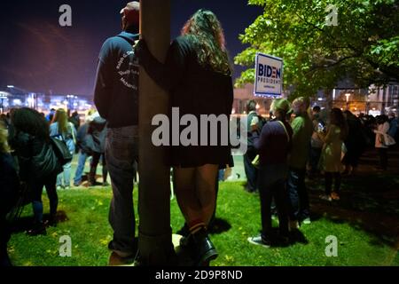 6 novembre 2020 : les partisans de Biden attendent près du périmètre de sécurité au Chase Center sur le Riverfront pour qu'un ancien vice-président et candidat à la présidence Joe Biden passe par un discours national de premier plan à Wilmington, Delaware. Crédit : Brian Branch Price/ZUMA Wire/Alay Live News Banque D'Images