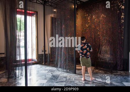 Bangkok, Thaïlande. 3 novembre 2020. Un homme voit les œuvres d'art qui ont été exposées à Wat Pho pendant l'exposition.la Biennale d'art de Bangkok (BAB) est un festival d'art biannuel qui se déroule dans la capitale de la Thaïlande, dans tout le cœur de Bangkok, dans des galeries, des espaces publics, un temple et des monuments emblématiques. La Biennale d'art de Bangkok (BAB) a débuté du 29 octobre 2020 au 31 janvier 2021. Crédit : Peerapon Boonyakiat/SOPA Images/ZUMA Wire/Alay Live News Banque D'Images