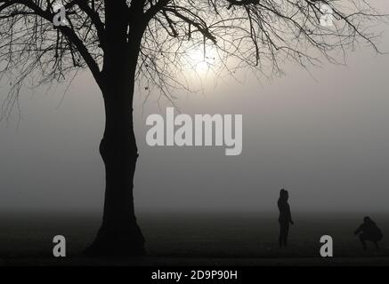 Leicester, Leicestershire, Royaume-Uni. 7 novembre 2020. Météo au Royaume-Uni. Les femmes font de l'exercice le matin d'une journée brumeuse dans le parc Victoria pendant le deuxième confinement en cas de pandémie du coronavirus. Credit Darren Staples/Alay Live News. Banque D'Images