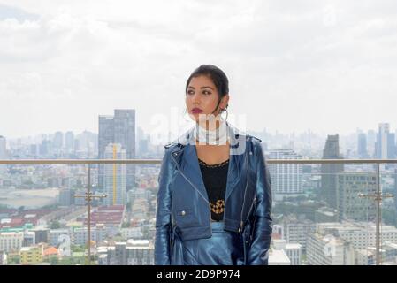 Portrait d'une belle jeune femme à l'extérieur sur le toit Banque D'Images