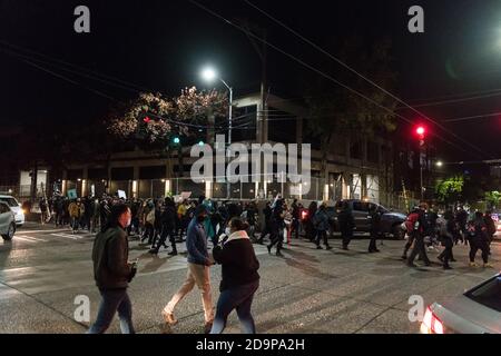 Seattle, États-Unis. 6 novembre 2020. Tard dans la soirée, les manifestants de BLM passent devant la Cité est barricadée sur Capitol Hill, ancien site de CHAZ la zone autonome de Capitol Hill. Crédit : James Anderson/Alay Live News Banque D'Images