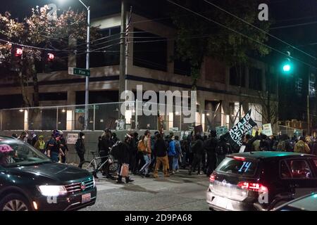 Seattle, États-Unis. 6 novembre 2020. Tard dans la soirée, les manifestants de BLM passent devant la Cité est barricadée sur Capitol Hill, ancien site de CHAZ la zone autonome de Capitol Hill. Crédit : James Anderson/Alay Live News Banque D'Images