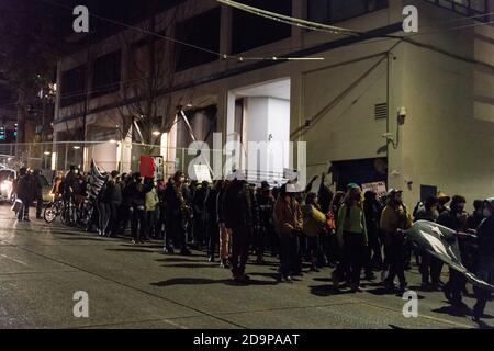 Seattle, États-Unis. 6 novembre 2020. Tard dans la soirée, les manifestants de BLM passent devant la Cité est barricadée sur Capitol Hill, ancien site de CHAZ la zone autonome de Capitol Hill. Crédit : James Anderson/Alay Live News Banque D'Images