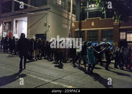 Seattle, États-Unis. 6 novembre 2020. Tard dans la soirée, les manifestants de BLM passent devant la Cité est barricadée sur Capitol Hill, ancien site de CHAZ la zone autonome de Capitol Hill. Crédit : James Anderson/Alay Live News Banque D'Images