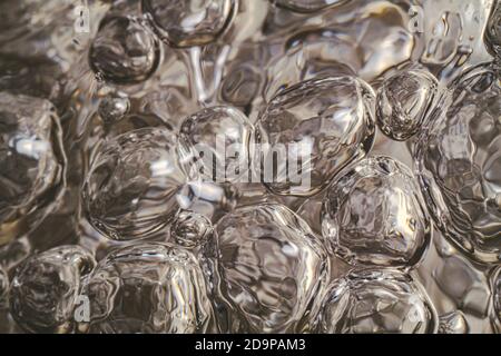 L'eau douce abstraite coule du robinet dans le lavabo Banque D'Images