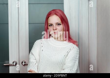 portrait de style de vie de la belle jeune fille de l'adolescence avec des cheveux roses Banque D'Images