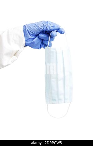 Main du médecin dans un gant bleu tenant un masque médical isolé sur blanc. Banque D'Images