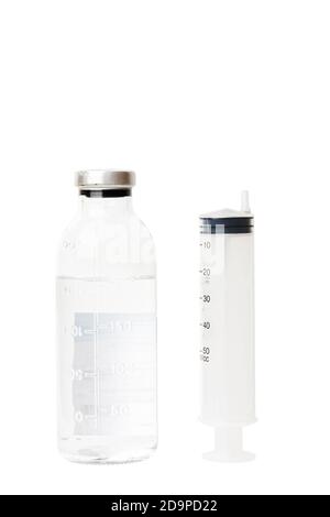 Flacon de médicament et une seringue en plastique isolée sur blanc Banque D'Images
