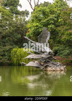 Singapour - 5 décembre 2019 : vol de sculptures de cygnes sur le lac Swan dans le jardin botanique de Singapour. Banque D'Images
