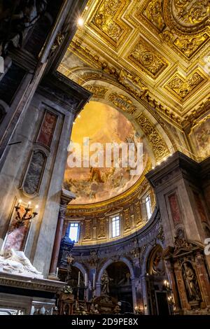 Intérieur de la basilique della Santissima Annunziata - belle église baroque ornementée - Florence, Toscane, Italie Banque D'Images