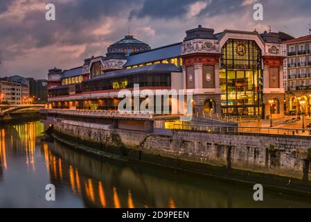 Aube dans le Mercado de la Ribera le long de la rivière Nervion, Bilbao, Espagne, Europe Banque D'Images