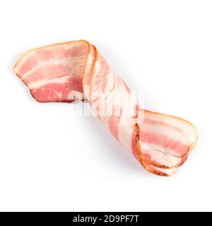 Tranche de bacon fumé ou de rasher prête à cuire. Deux morceaux de ventre de porc isolés sur fond blanc, gros plan. Banque D'Images