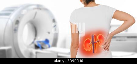 Affiche de médecine pour CT scan rein. Femme souffrant de douleurs rénales debout près d'une machine de tomographie Banque D'Images