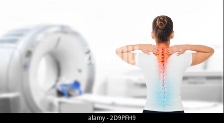 Affiche de médecine pour scanner la colonne vertébrale humaine. Femme souffrant de douleur dans la colonne cervicale debout près d'une machine de tomographie Banque D'Images